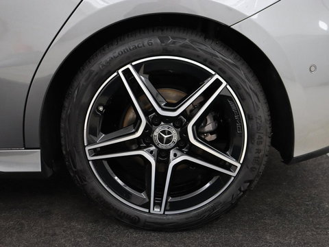 Mercedes-Benz A-Klasse 180 AMG | Stoelverwarming | Leder/Alcantara | Sfeerverlichting | Widescreen | Full LED | Park Assist | Navigatie | Sportstoelen | Climate control | Cruise control