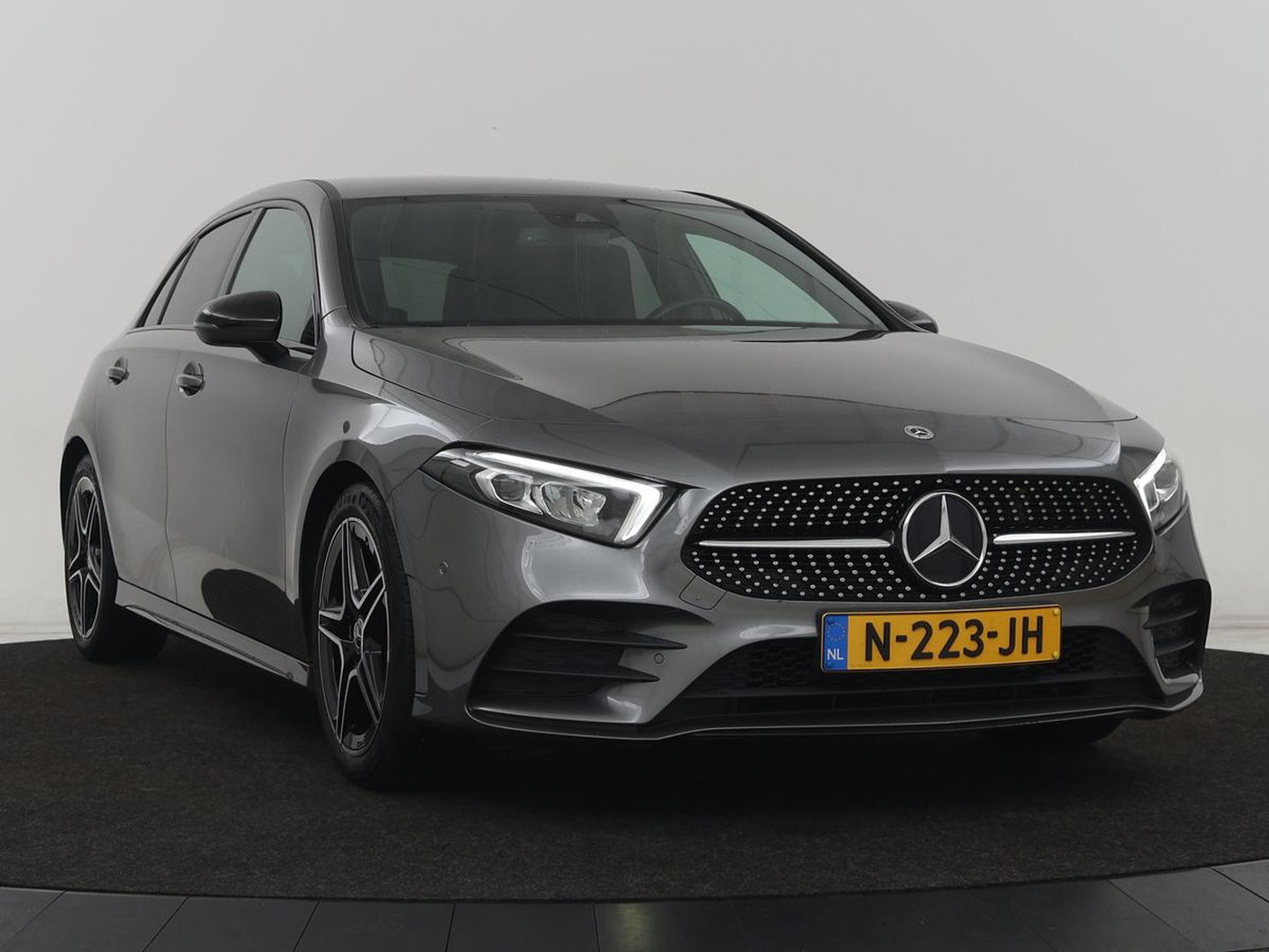 Mercedes-Benz A-Klasse 180 AMG | Stoelverwarming | Leder/Alcantara | Sfeerverlichting | Widescreen | Full LED | Park Assist | Navigatie | Sportstoelen | Climate control | Cruise control