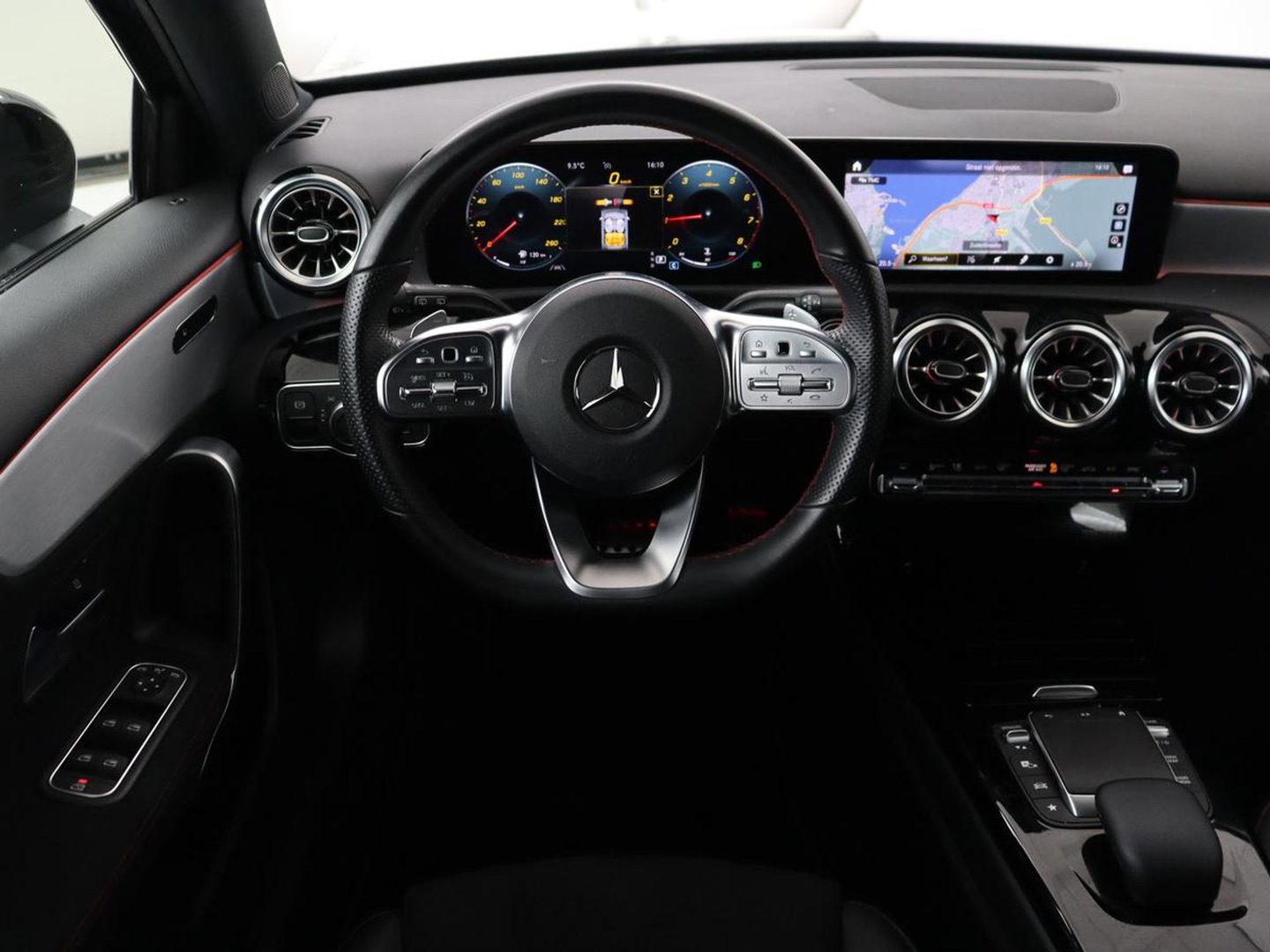 Mercedes-Benz A-Klasse 180 AMG | Stoelverwarming | Leder/Alcantara | Sfeerverlichting | Widescreen | Full LED | Park Assist | Navigatie | Sportstoelen | Climate control | Cruise control