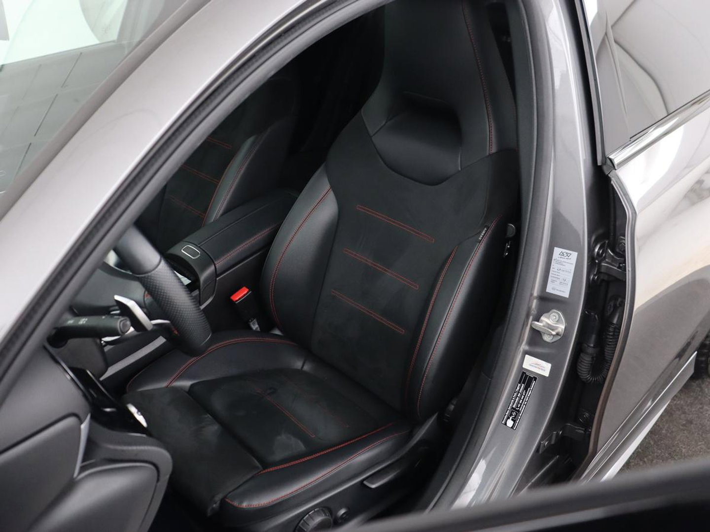 Mercedes-Benz A-Klasse 180 AMG | Stoelverwarming | Leder/Alcantara | Sfeerverlichting | Widescreen | Full LED | Park Assist | Navigatie | Sportstoelen | Climate control | Cruise control