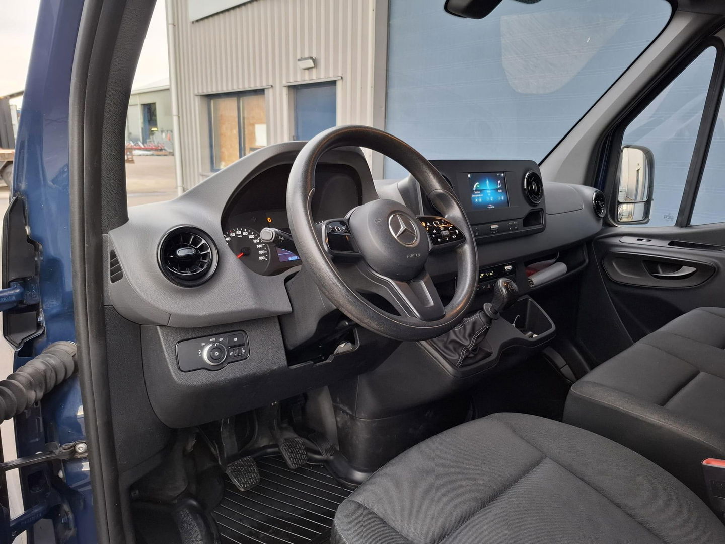 Mercedes-Benz Sprinter 311 CDI GB L2 FWD Functional 3.5T / AIRCO / CAMERA / 3 ZITS / DEALER ONDERHOUDEN / NAVI