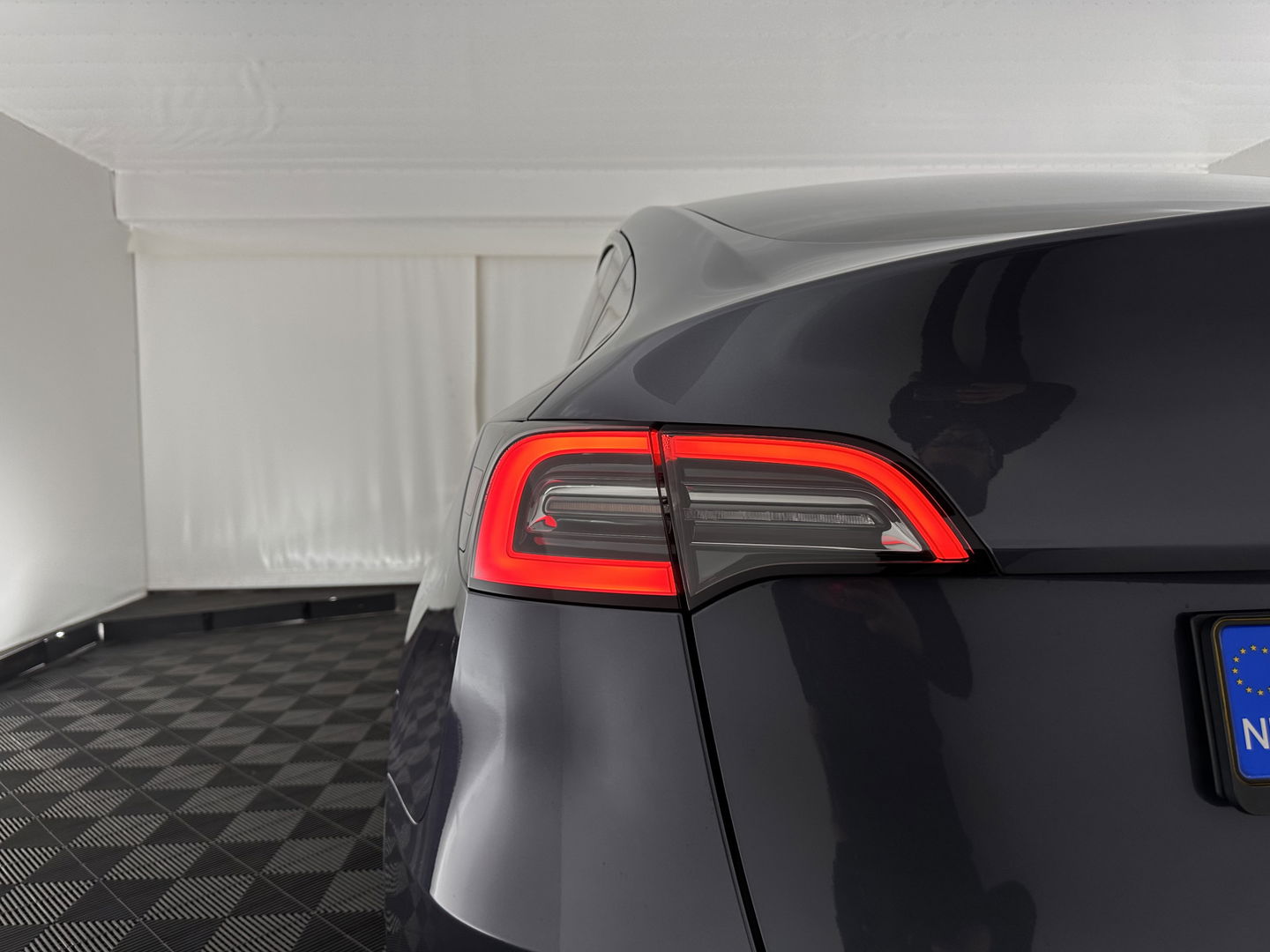 Tesla Model Y Long Range AWD 75 kWh [ 3-Fase-11kW ] {SOH-87%} (INCL-BTW) Aut. *PANO | AUTO-PILOT | LEATHER | NAVI-FULLMAP | MATRIX-LED | KEYLESS | CAMERA | DAB+ | HEATED-COMFORTSEATS | PRIVACY-GLASS | TOPVIEW |  19''ALU*