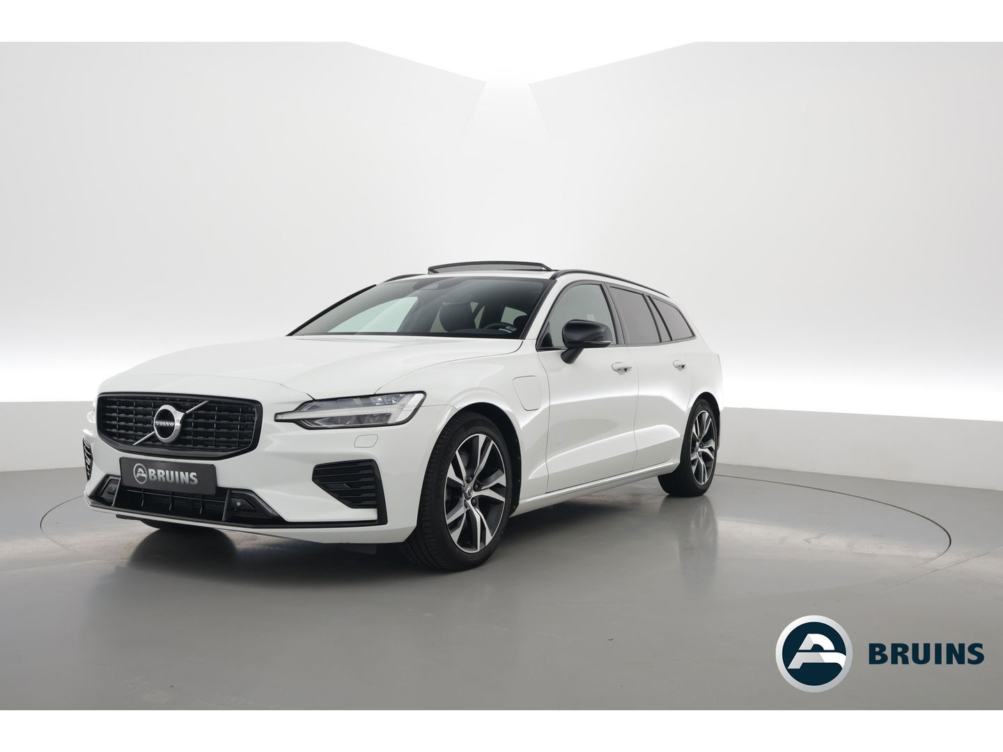 Volvo V60 2.0 T6 Recharge AWD R-Design | Pano-dak | elek. Trekhaak | Head-up | ACC | Stoel + stuurverwarming |