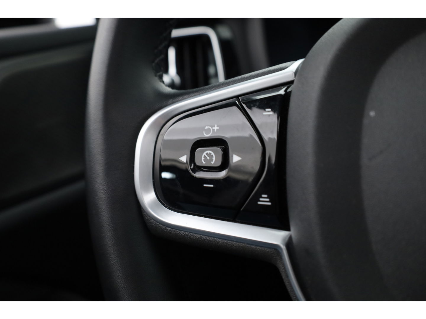 Volvo V60 2.0 T6 Recharge AWD R-Design | Pano-dak | elek. Trekhaak | Head-up | ACC | Stoel + stuurverwarming |