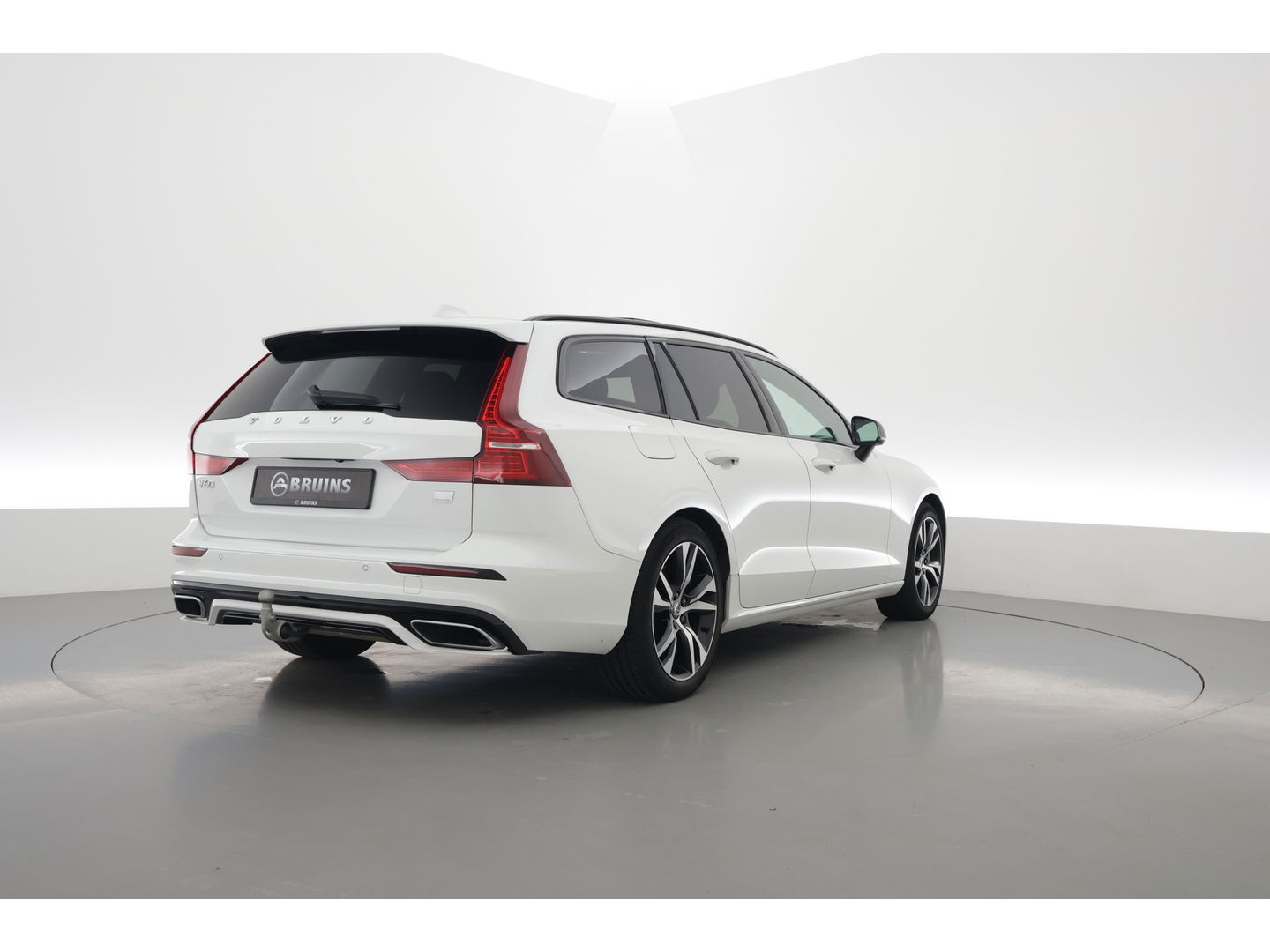 Volvo V60 2.0 T6 Recharge AWD R-Design | Pano-dak | elek. Trekhaak | Head-up | ACC | Stoel + stuurverwarming |