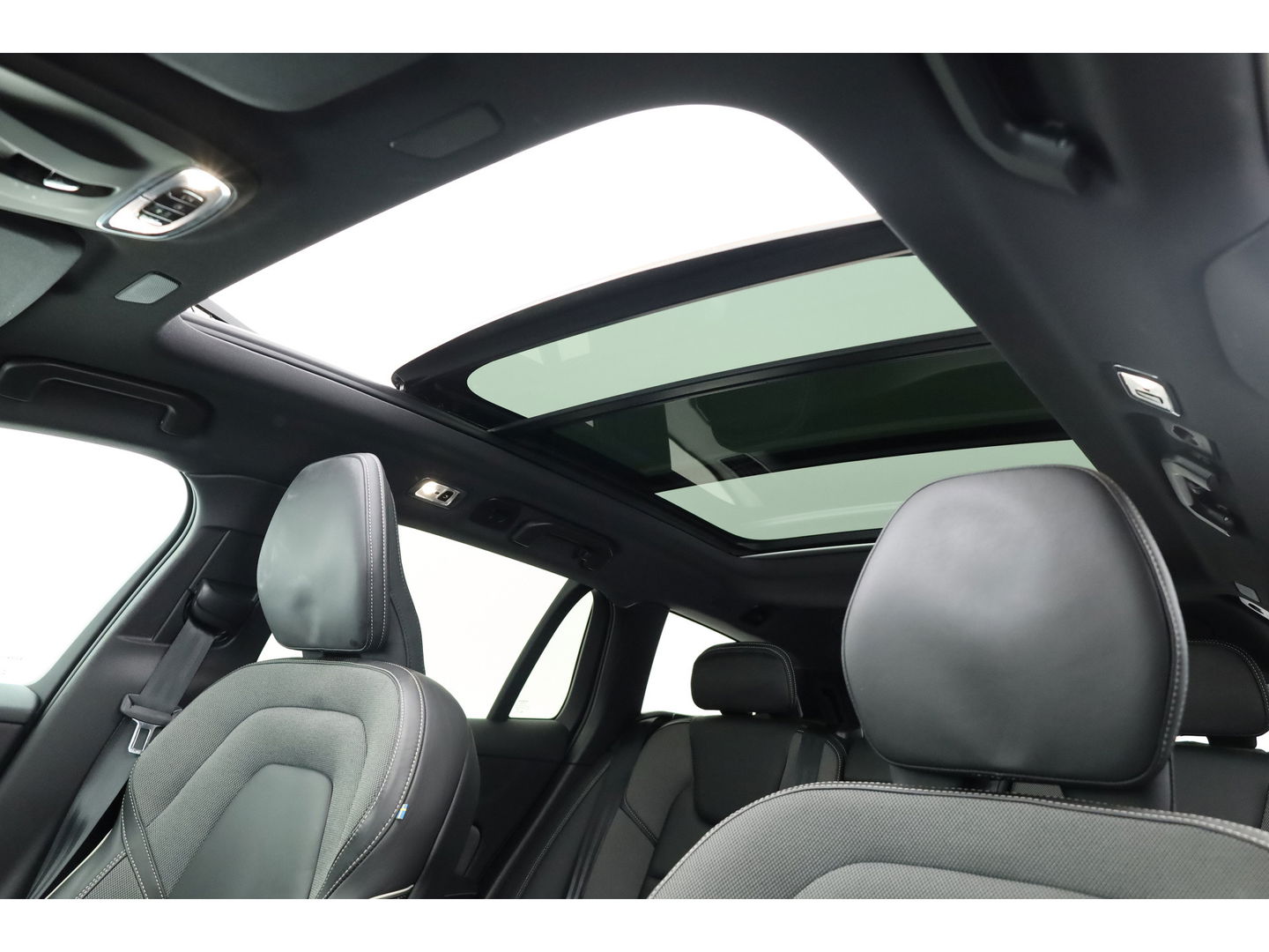 Volvo V60 2.0 T6 Recharge AWD R-Design | Pano-dak | elek. Trekhaak | Head-up | ACC | Stoel + stuurverwarming |