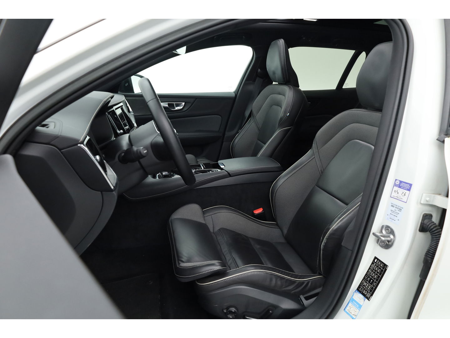 Volvo V60 2.0 T6 Recharge AWD R-Design | Pano-dak | elek. Trekhaak | Head-up | ACC | Stoel + stuurverwarming |