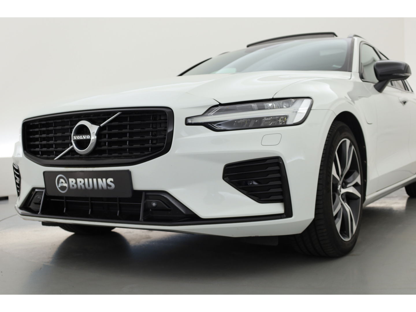 Volvo V60 2.0 T6 Recharge AWD R-Design | Pano-dak | elek. Trekhaak | Head-up | ACC | Stoel + stuurverwarming |