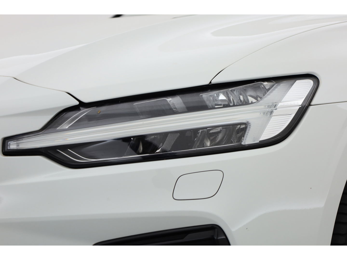 Volvo V60 2.0 T6 Recharge AWD R-Design | Pano-dak | elek. Trekhaak | Head-up | ACC | Stoel + stuurverwarming |