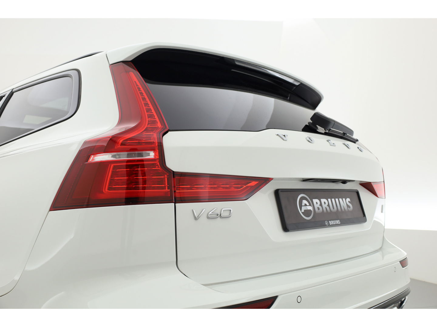 Volvo V60 2.0 T6 Recharge AWD R-Design | Pano-dak | elek. Trekhaak | Head-up | ACC | Stoel + stuurverwarming |