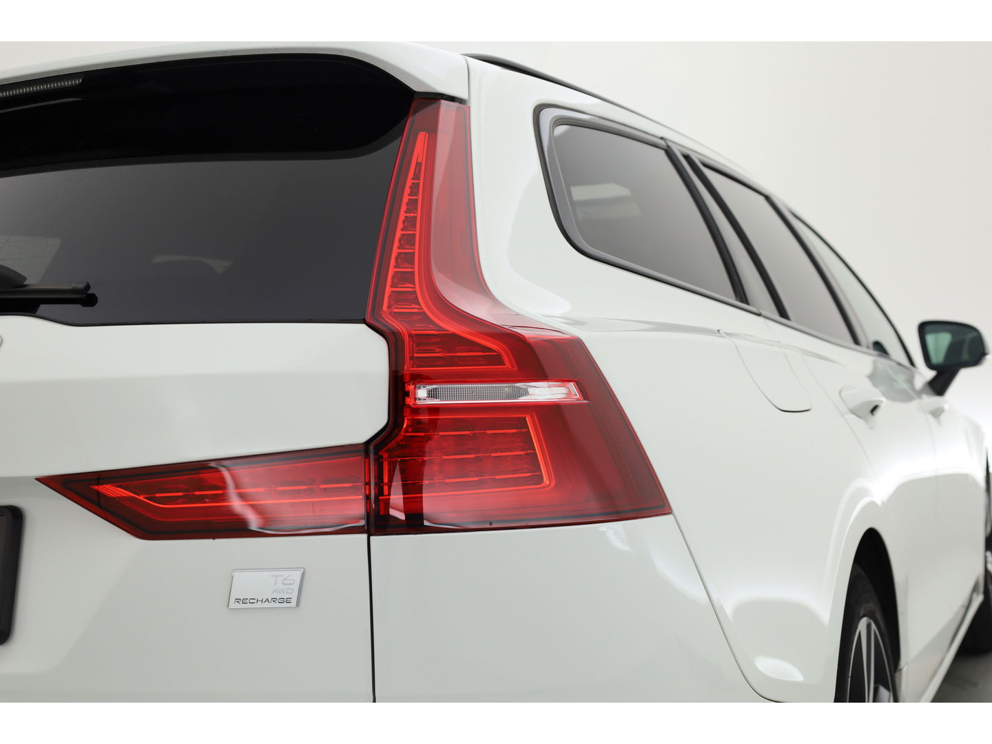 Volvo V60 2.0 T6 Recharge AWD R-Design | Pano-dak | elek. Trekhaak | Head-up | ACC | Stoel + stuurverwarming |