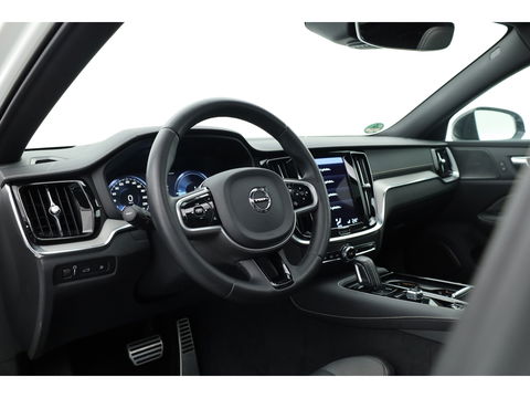 Volvo V60 2.0 T6 Recharge AWD R-Design | Pano-dak | elek. Trekhaak | Head-up | ACC | Stoel + stuurverwarming |