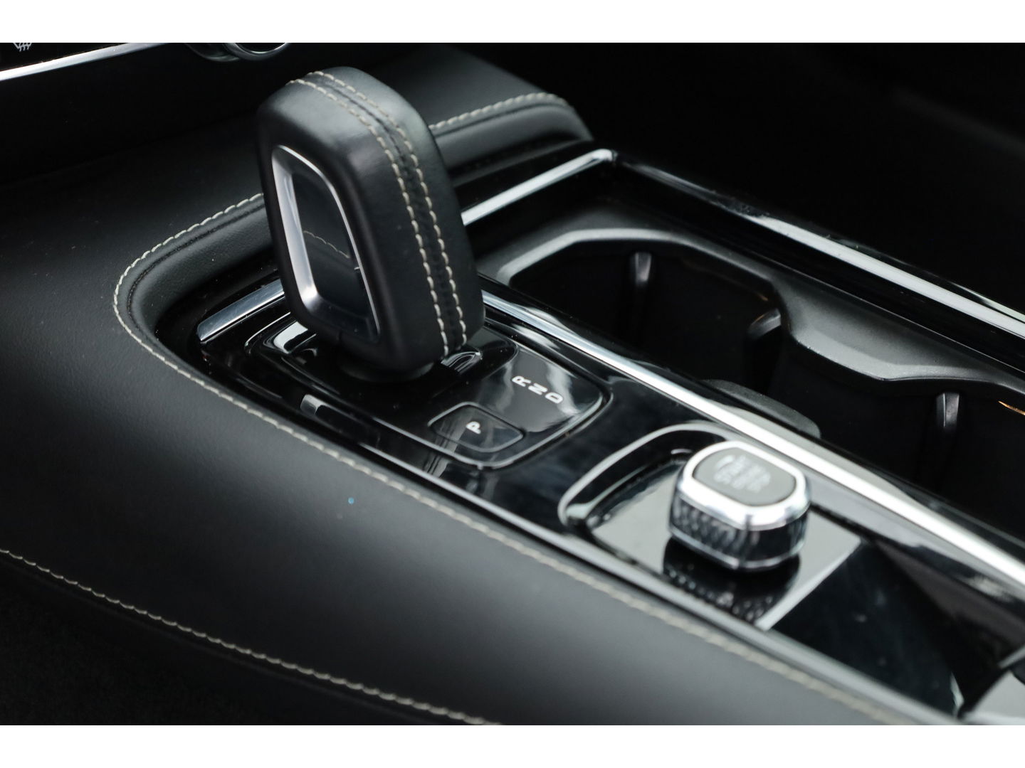 Volvo V60 2.0 T6 Recharge AWD R-Design | Pano-dak | elek. Trekhaak | Head-up | ACC | Stoel + stuurverwarming |