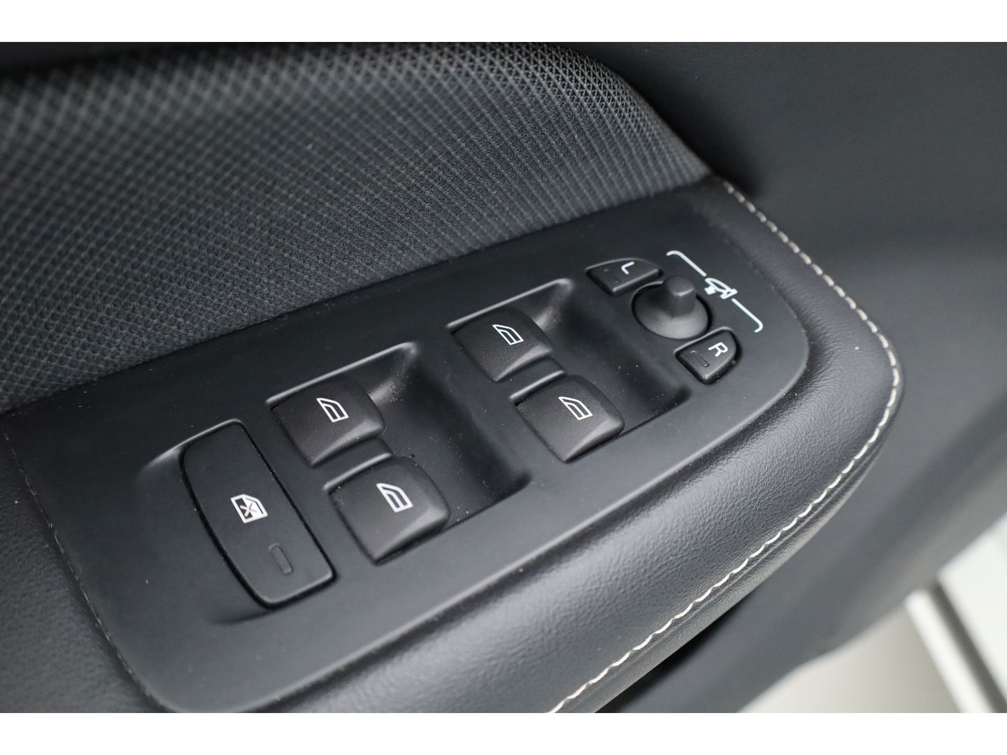 Volvo V60 2.0 T6 Recharge AWD R-Design | Pano-dak | elek. Trekhaak | Head-up | ACC | Stoel + stuurverwarming |