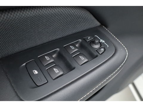 Volvo V60 2.0 T6 Recharge AWD R-Design | Pano-dak | elek. Trekhaak | Head-up | ACC | Stoel + stuurverwarming |
