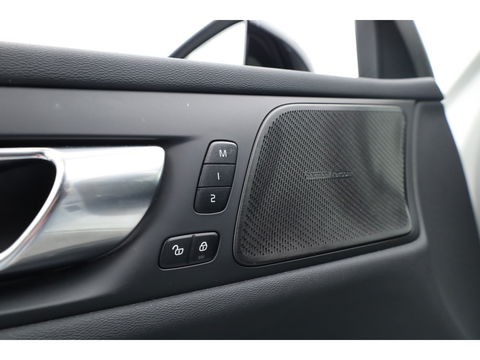 Volvo V60 2.0 T6 Recharge AWD R-Design | Pano-dak | elek. Trekhaak | Head-up | ACC | Stoel + stuurverwarming |