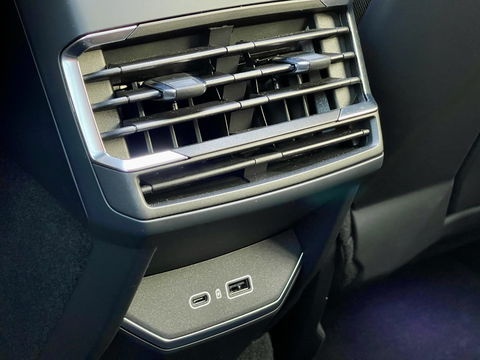 Lynk & Co 01 1.5 | Stuurverwarming | Zwarte Hemel | Panoramadak | Achteruitrijcamera | Adaptive Cruise Control | Keyless | Elektrische Bestuurdersstoel + Geheugen | Parkeersensoren | Apple Carplay | Android A