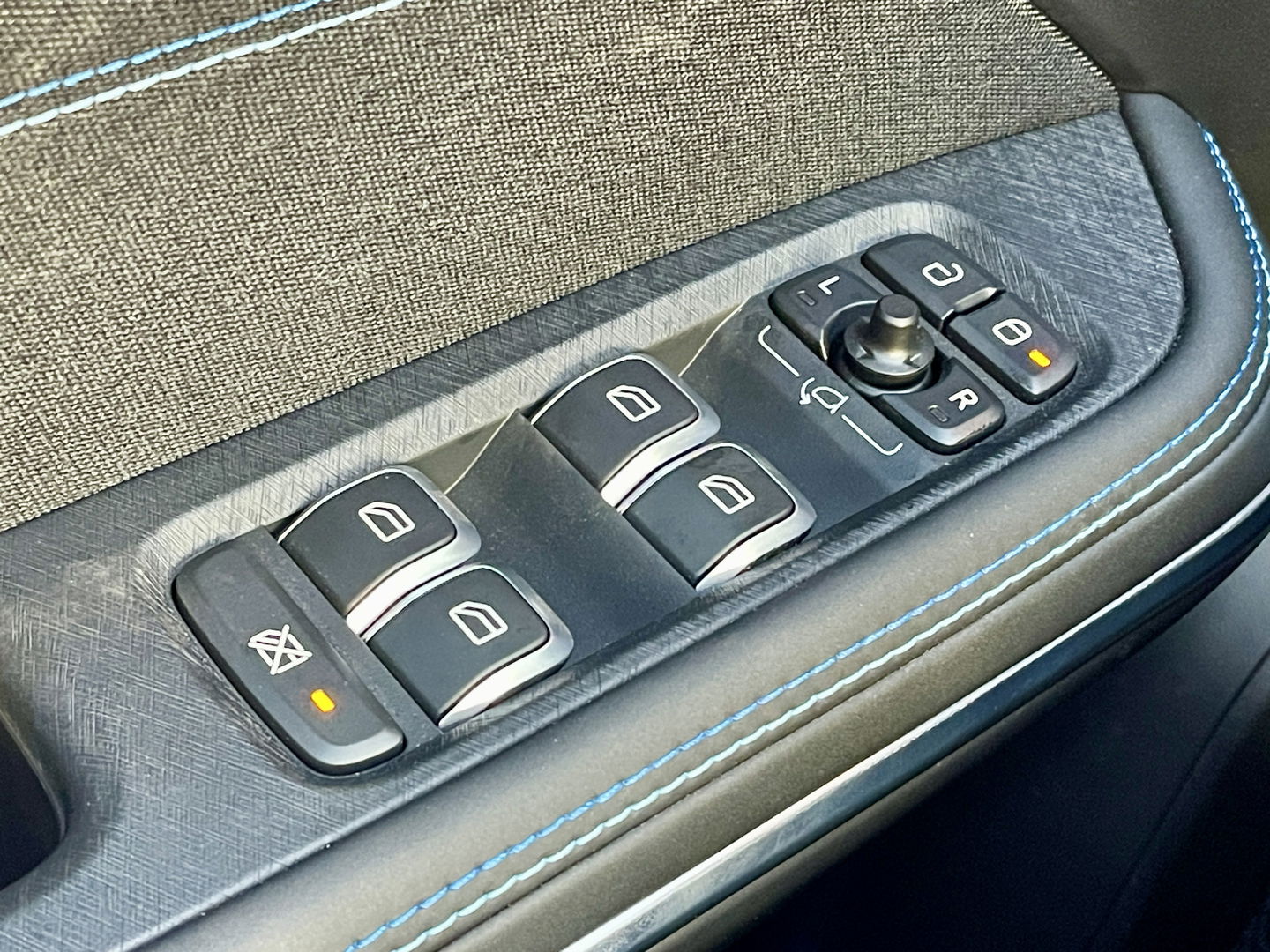 Lynk & Co 01 1.5 | Stuurverwarming | Zwarte Hemel | Panoramadak | Achteruitrijcamera | Adaptive Cruise Control | Keyless | Elektrische Bestuurdersstoel + Geheugen | Parkeersensoren | Apple Carplay | Android A