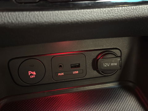 Kia Sportage 1.6 GDI ComfortLine | Stoelverwarming | Achterbankverwarming | Afneembare Trekhaak | Camera | Navigatie | Parkeersensoren | Isofix | Bluetooth | 17" Lichtmetaal |