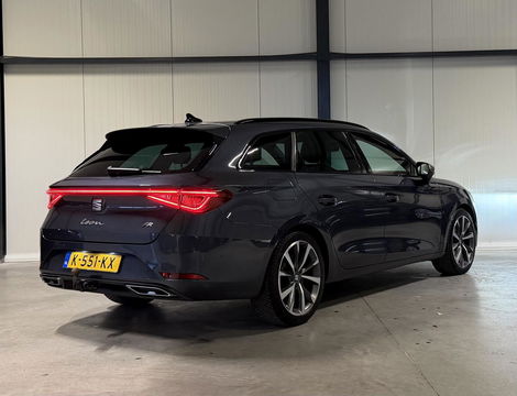 SEAT Leon Sportstourer Seat Leon 1.5 eTSI FR 150PK Virtual Carplay Camera Trekhaak Winterpack