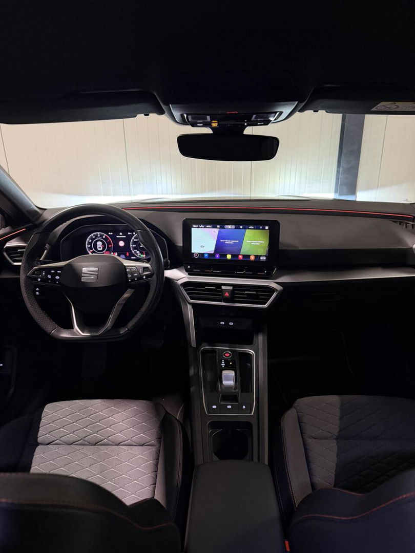 SEAT Leon Sportstourer Seat Leon 1.5 eTSI FR 150PK Virtual Carplay Camera Trekhaak Winterpack