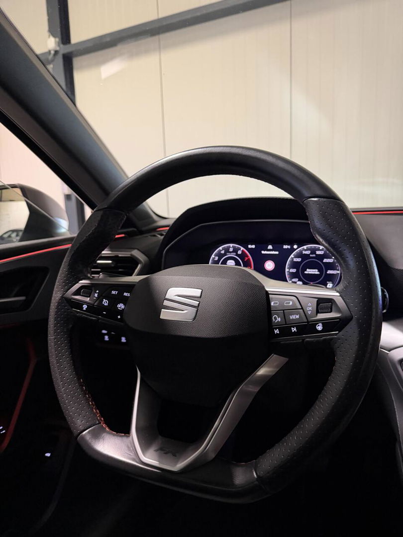 SEAT Leon Sportstourer Seat Leon 1.5 eTSI FR 150PK Virtual Carplay Camera Trekhaak Winterpack