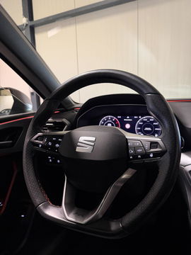 SEAT Leon Sportstourer Seat Leon 1.5 eTSI FR 150PK Virtual Carplay Camera Trekhaak Winterpack