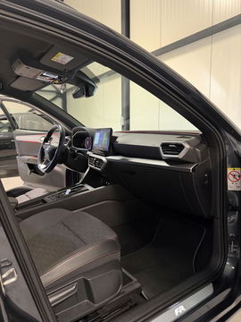 SEAT Leon Sportstourer Seat Leon 1.5 eTSI FR 150PK Virtual Carplay Camera Trekhaak Winterpack