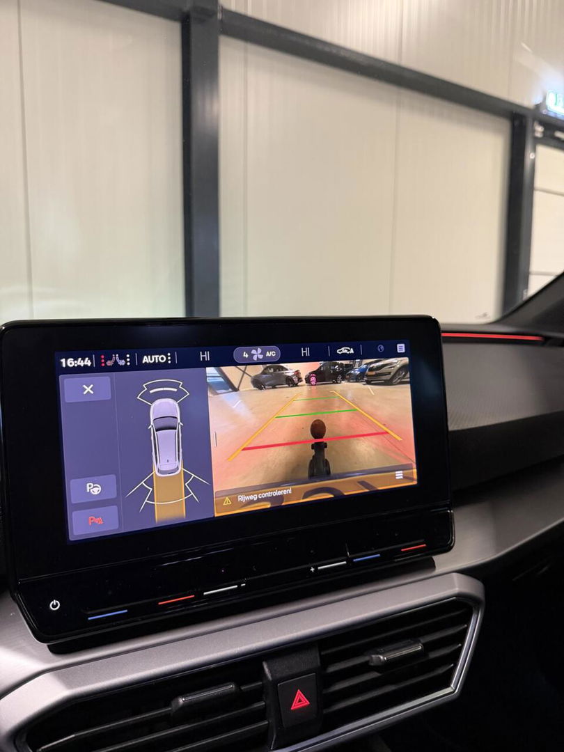 SEAT Leon Sportstourer Seat Leon 1.5 eTSI FR 150PK Virtual Carplay Camera Trekhaak Winterpack