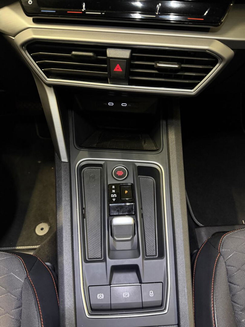 SEAT Leon Sportstourer Seat Leon 1.5 eTSI FR 150PK Virtual Carplay Camera Trekhaak Winterpack