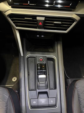 SEAT Leon Sportstourer Seat Leon 1.5 eTSI FR 150PK Virtual Carplay Camera Trekhaak Winterpack