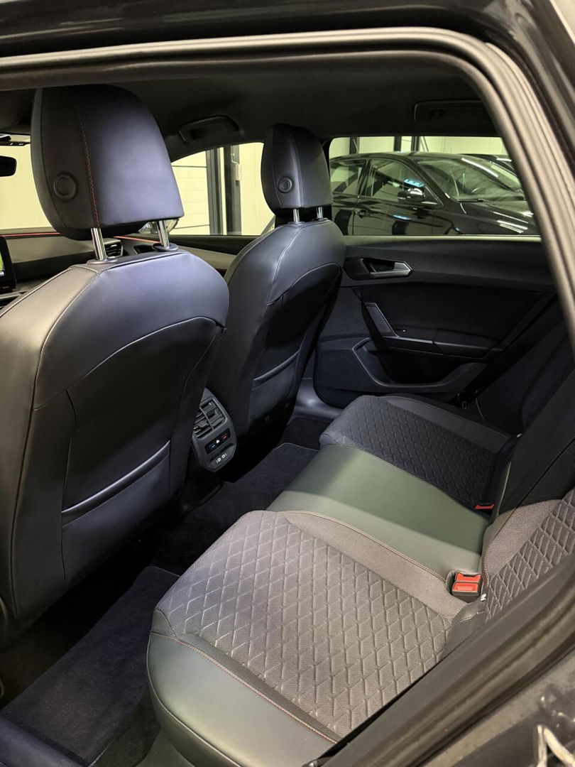 SEAT Leon Sportstourer Seat Leon 1.5 eTSI FR 150PK Virtual Carplay Camera Trekhaak Winterpack