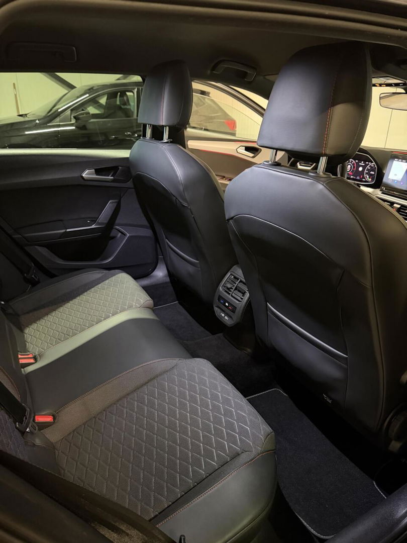 SEAT Leon Sportstourer Seat Leon 1.5 eTSI FR 150PK Virtual Carplay Camera Trekhaak Winterpack