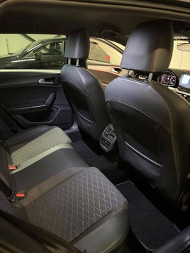 SEAT Leon Sportstourer Seat Leon 1.5 eTSI FR 150PK Virtual Carplay Camera Trekhaak Winterpack