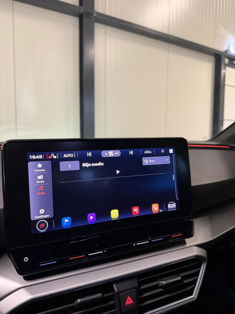 SEAT Leon Sportstourer Seat Leon 1.5 eTSI FR 150PK Virtual Carplay Camera Trekhaak Winterpack