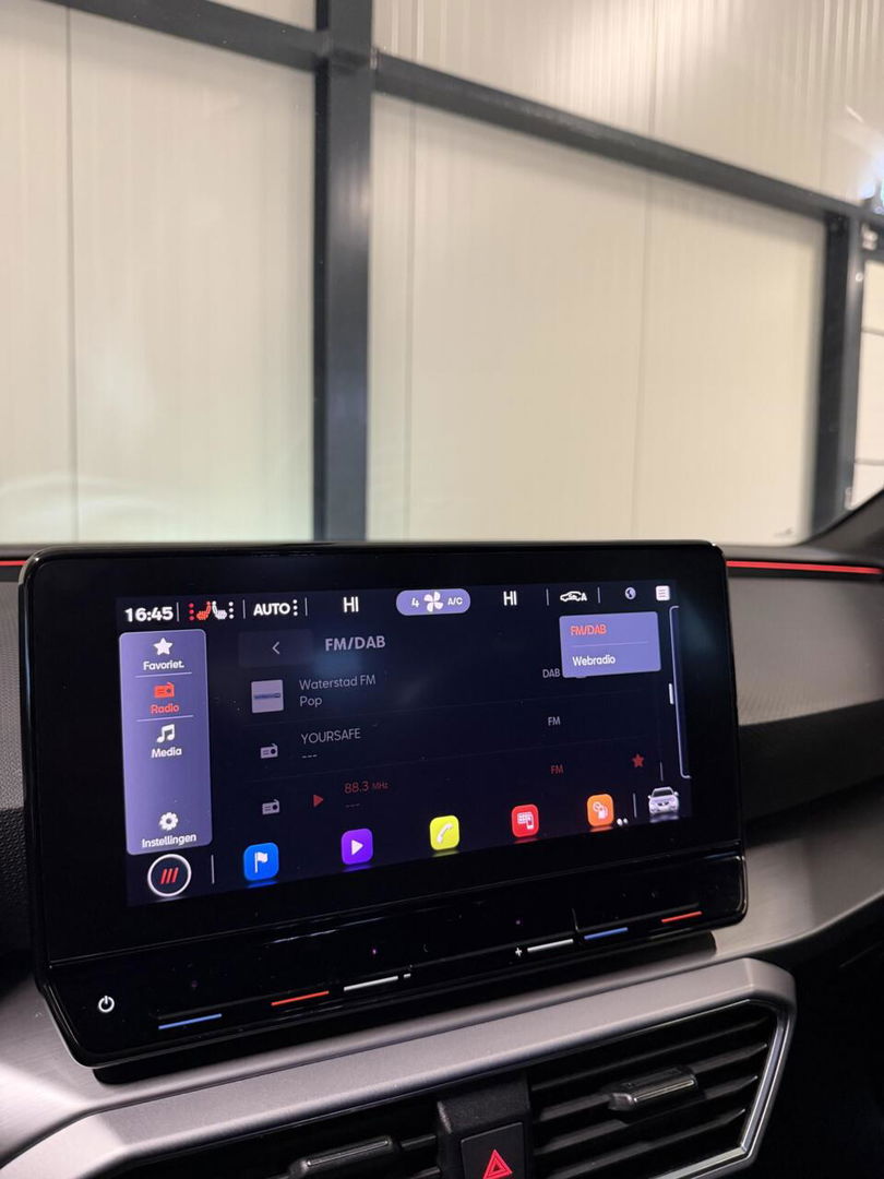 SEAT Leon Sportstourer Seat Leon 1.5 eTSI FR 150PK Virtual Carplay Camera Trekhaak Winterpack