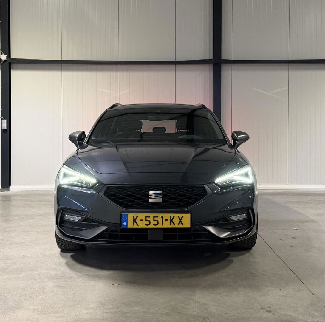 SEAT Leon Sportstourer Seat Leon 1.5 eTSI FR 150PK Virtual Carplay Camera Trekhaak Winterpack