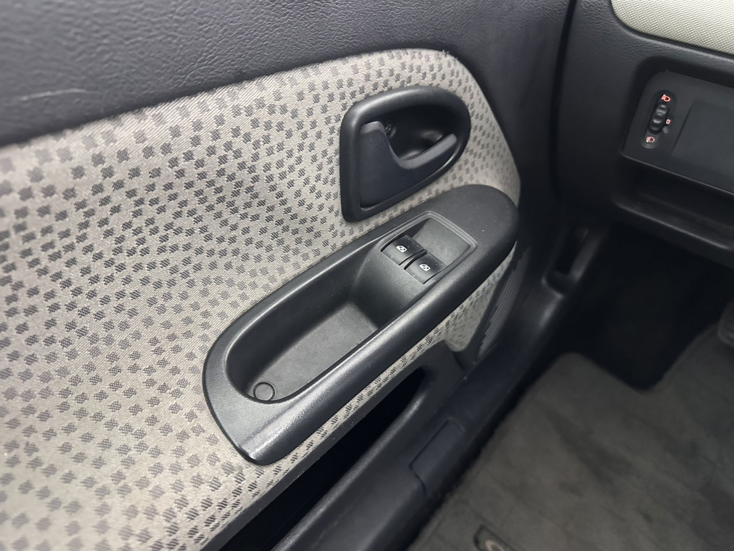 Renault Clio 1.2-16V Community *AIRCO | COMFORTS-SEATS | RADIO-CD*