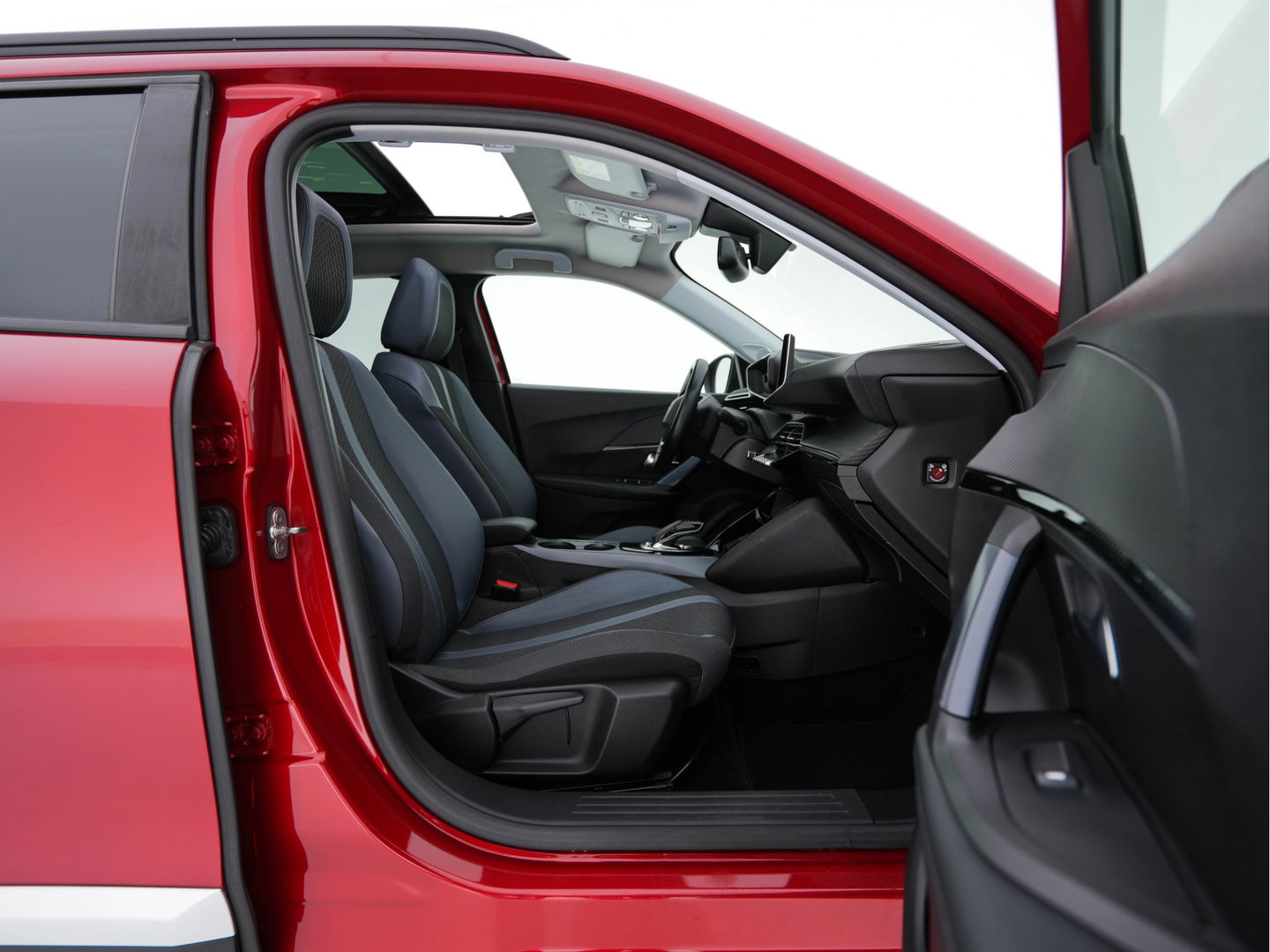 Peugeot e-2008 EV Allure 50 kWh [ 3-Fase ] {SOH-84%} (INCL-BTW) *PANO | LEATHER-FABRIC | FULL-LED | SPORT-SEATS | DIGI-COCKPIT | CAMERA | KEYLESS | PRIVACY-GLASS | DAB+ | NAVI-FULLMAP | ECC | CARPLAY | LANE-ASSIST | PDC | CRUISE | 17''ALU*