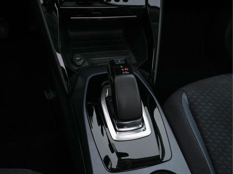 Peugeot e-2008 EV Allure 50 kWh [ 3-Fase ] {SOH-84%} (INCL-BTW) *PANO | LEATHER-FABRIC | FULL-LED | SPORT-SEATS | DIGI-COCKPIT | CAMERA | KEYLESS | PRIVACY-GLASS | DAB+ | NAVI-FULLMAP | ECC | CARPLAY | LANE-ASSIST | PDC | CRUISE | 17''ALU*