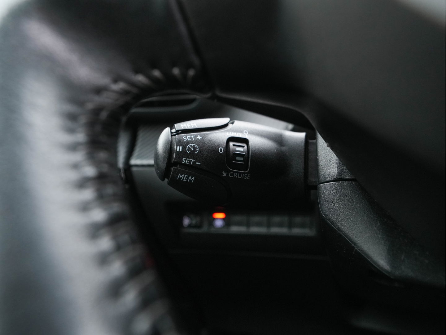 Peugeot e-2008 EV Allure 50 kWh [ 3-Fase ] {SOH-84%} (INCL-BTW) *PANO | LEATHER-FABRIC | FULL-LED | SPORT-SEATS | DIGI-COCKPIT | CAMERA | KEYLESS | PRIVACY-GLASS | DAB+ | NAVI-FULLMAP | ECC | CARPLAY | LANE-ASSIST | PDC | CRUISE | 17''ALU*