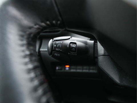 Peugeot e-2008 EV Allure 50 kWh [ 3-Fase ] {SOH-84%} (INCL-BTW) *PANO | LEATHER-FABRIC | FULL-LED | SPORT-SEATS | DIGI-COCKPIT | CAMERA | KEYLESS | PRIVACY-GLASS | DAB+ | NAVI-FULLMAP | ECC | CARPLAY | LANE-ASSIST | PDC | CRUISE | 17''ALU*