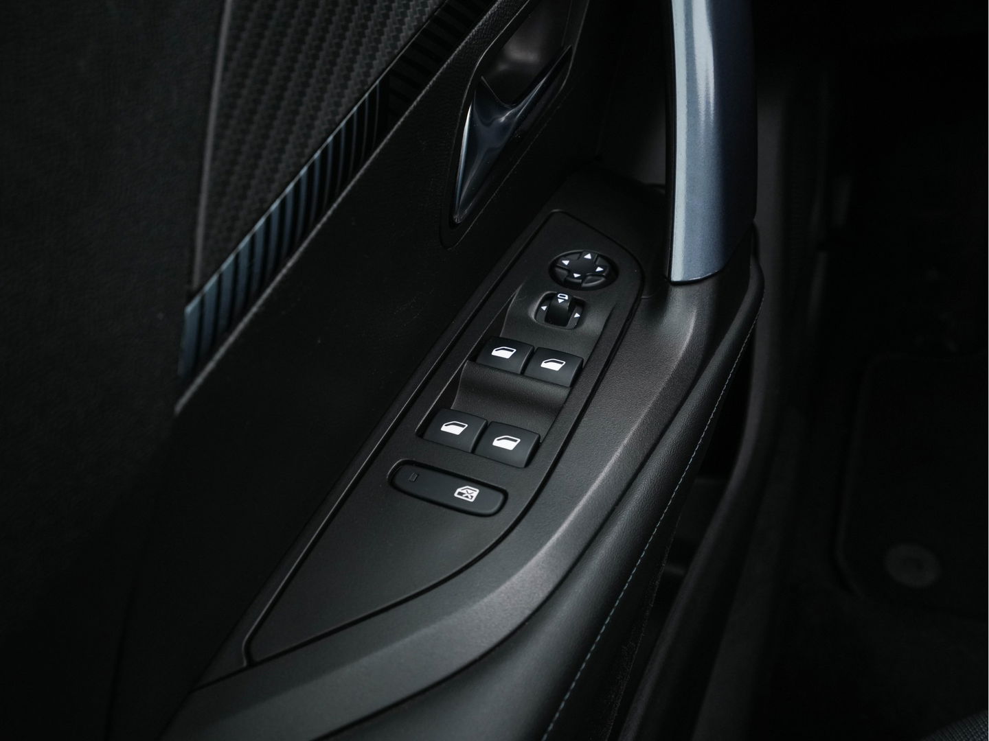 Peugeot e-2008 EV Allure 50 kWh [ 3-Fase ] {SOH-84%} (INCL-BTW) *PANO | LEATHER-FABRIC | FULL-LED | SPORT-SEATS | DIGI-COCKPIT | CAMERA | KEYLESS | PRIVACY-GLASS | DAB+ | NAVI-FULLMAP | ECC | CARPLAY | LANE-ASSIST | PDC | CRUISE | 17''ALU*