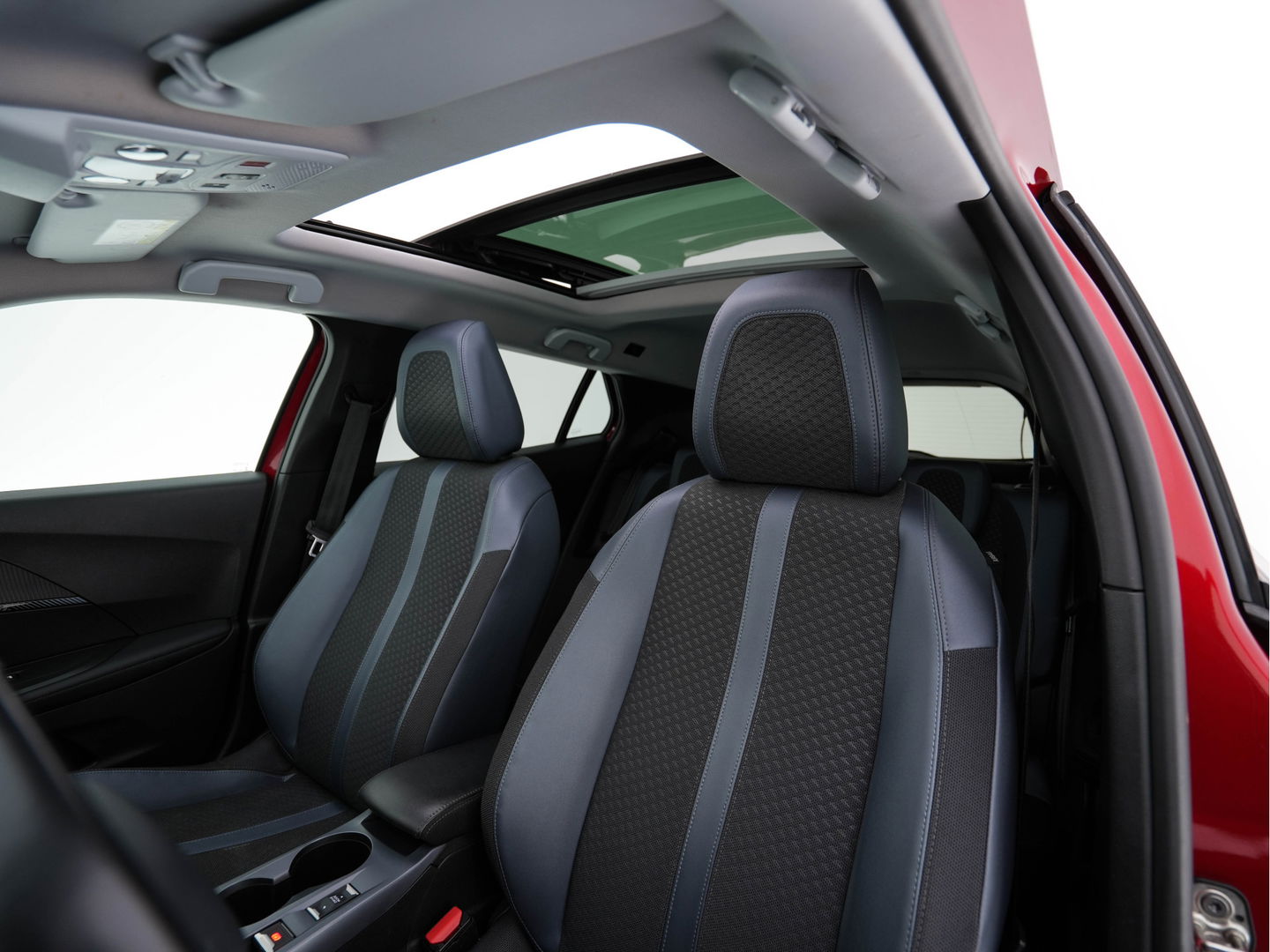 Peugeot e-2008 EV Allure 50 kWh [ 3-Fase ] {SOH-84%} (INCL-BTW) *PANO | LEATHER-FABRIC | FULL-LED | SPORT-SEATS | DIGI-COCKPIT | CAMERA | KEYLESS | PRIVACY-GLASS | DAB+ | NAVI-FULLMAP | ECC | CARPLAY | LANE-ASSIST | PDC | CRUISE | 17''ALU*