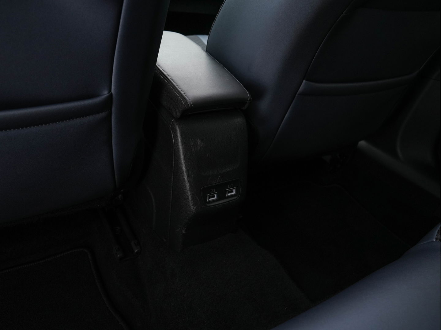 Peugeot e-2008 EV Allure 50 kWh [ 3-Fase ] {SOH-84%} (INCL-BTW) *PANO | LEATHER-FABRIC | FULL-LED | SPORT-SEATS | DIGI-COCKPIT | CAMERA | KEYLESS | PRIVACY-GLASS | DAB+ | NAVI-FULLMAP | ECC | CARPLAY | LANE-ASSIST | PDC | CRUISE | 17''ALU*