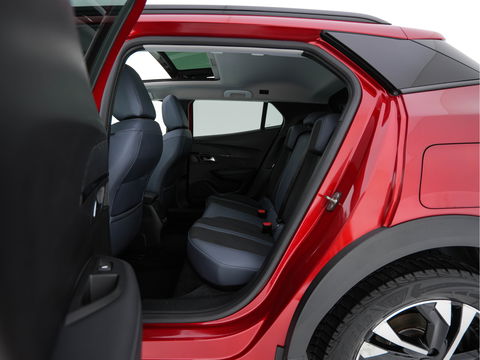 Peugeot e-2008 EV Allure 50 kWh [ 3-Fase ] {SOH-84%} (INCL-BTW) *PANO | LEATHER-FABRIC | FULL-LED | SPORT-SEATS | DIGI-COCKPIT | CAMERA | KEYLESS | PRIVACY-GLASS | DAB+ | NAVI-FULLMAP | ECC | CARPLAY | LANE-ASSIST | PDC | CRUISE | 17''ALU*