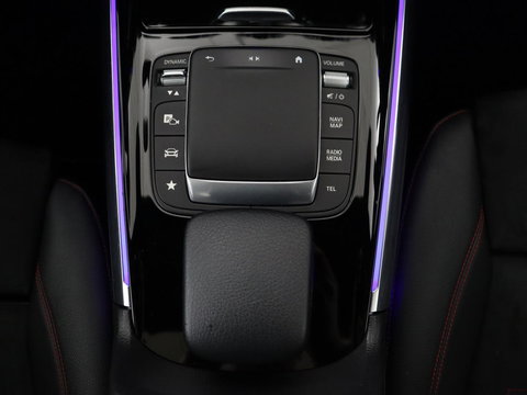 Mercedes-Benz GLA 200 Business Solution AMG | Panoramadak | Carplay | Matrix LED | Stoelverwarming | Trekhaak | Memory | Leder/Alcantara | Navigatie | Park Assist