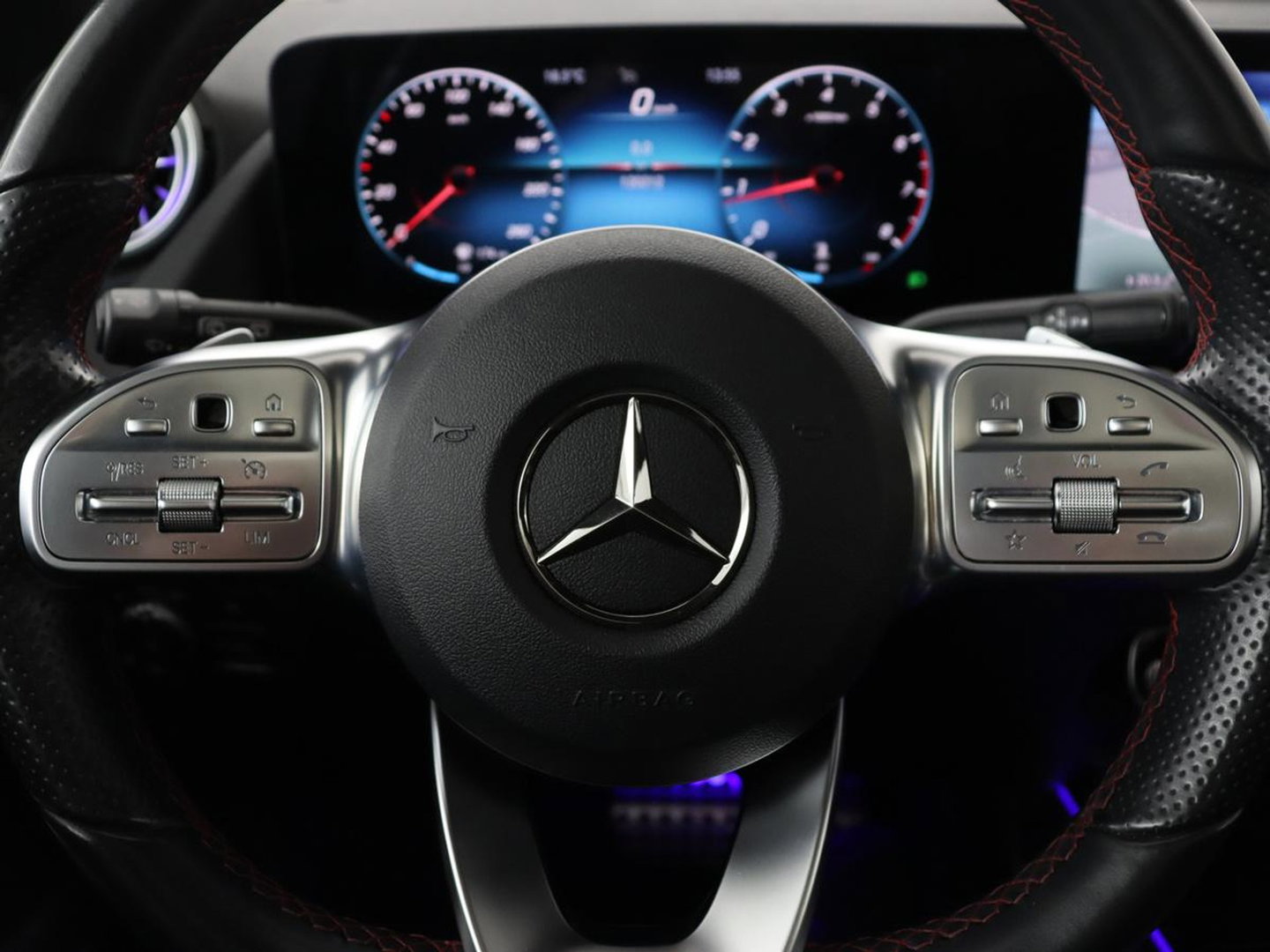 Mercedes-Benz GLA 200 Business Solution AMG | Panoramadak | Carplay | Matrix LED | Stoelverwarming | Trekhaak | Memory | Leder/Alcantara | Navigatie | Park Assist