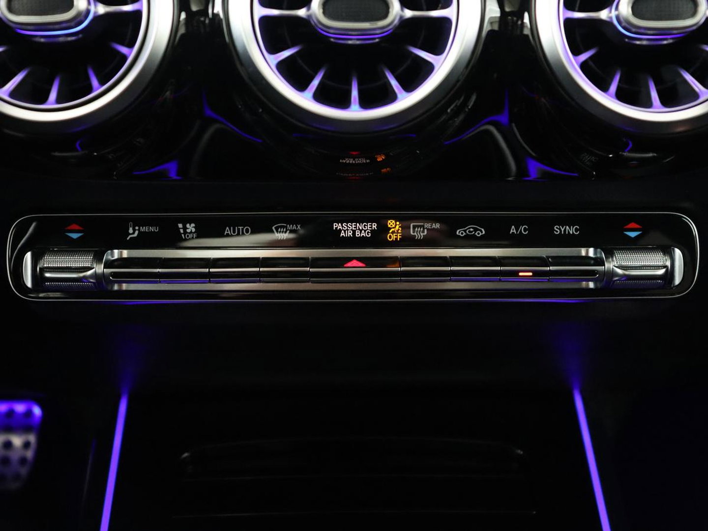 Mercedes-Benz GLA 200 Business Solution AMG | Panoramadak | Carplay | Matrix LED | Stoelverwarming | Trekhaak | Memory | Leder/Alcantara | Navigatie | Park Assist