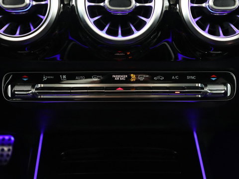 Mercedes-Benz GLA 200 Business Solution AMG | Panoramadak | Carplay | Matrix LED | Stoelverwarming | Trekhaak | Memory | Leder/Alcantara | Navigatie | Park Assist